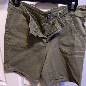 Hannah Olive Green Shorts Size 12.